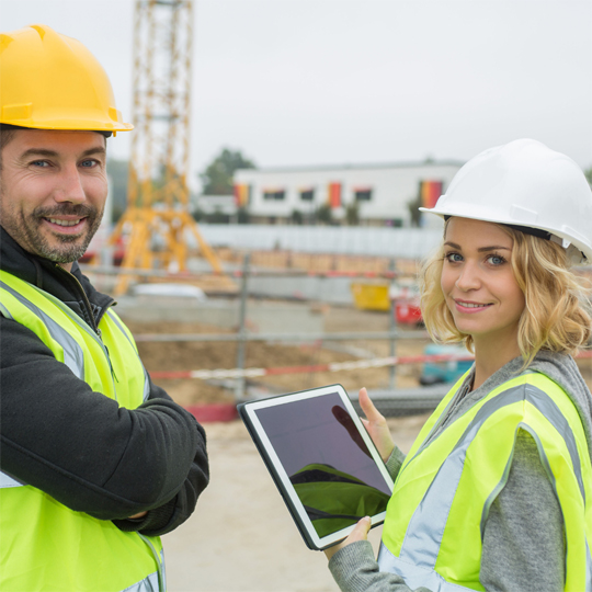 Bauarbeiter mit Tablet auf der Baustelle
